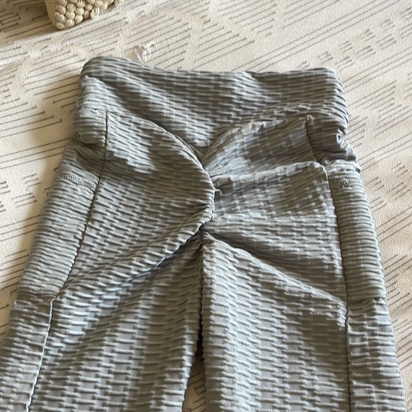 Rouched booty Capri leggings ✨ - Picture 2 of 3